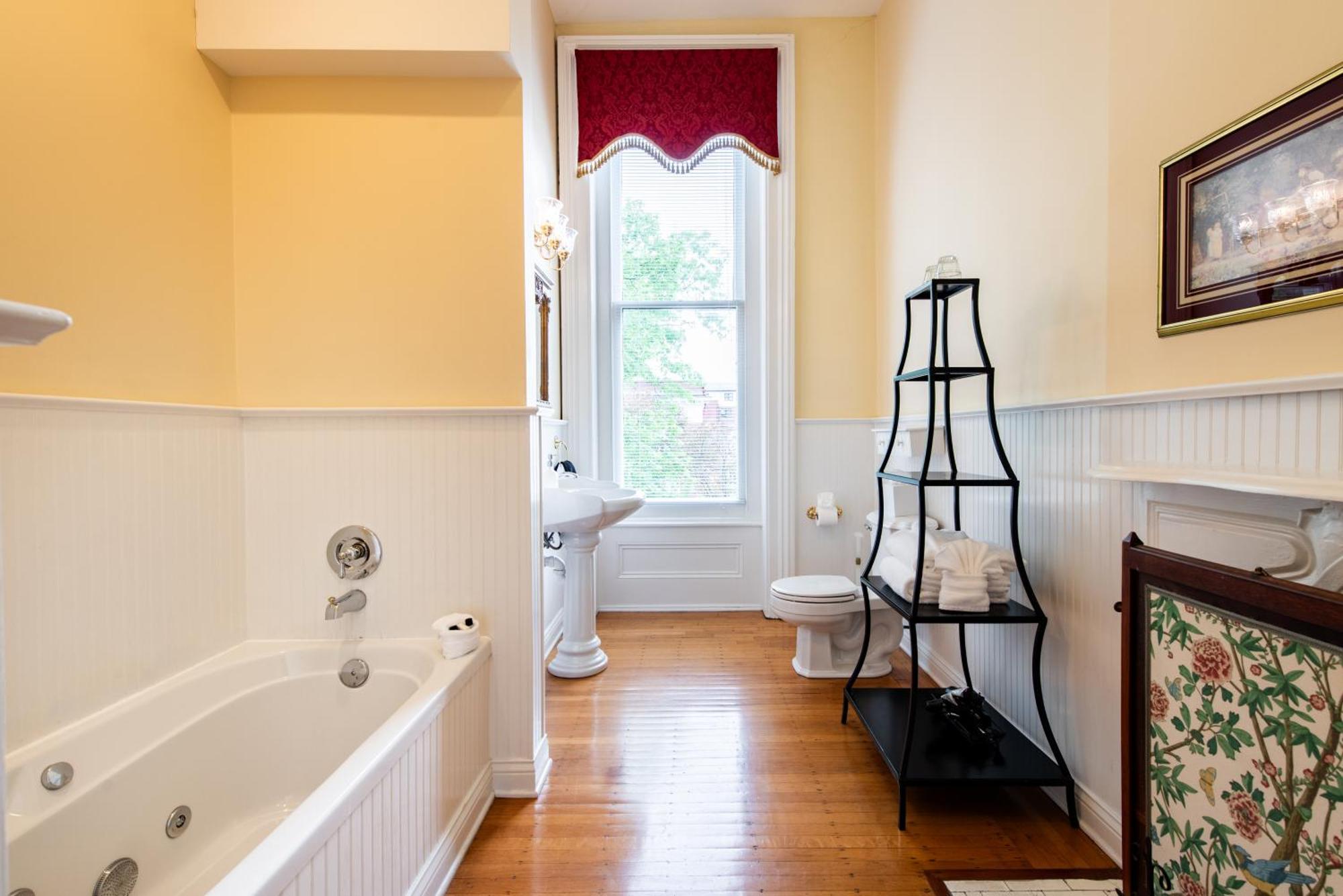 Dupont Mansion Bed & Breakfast ルイスビル 部屋 写真