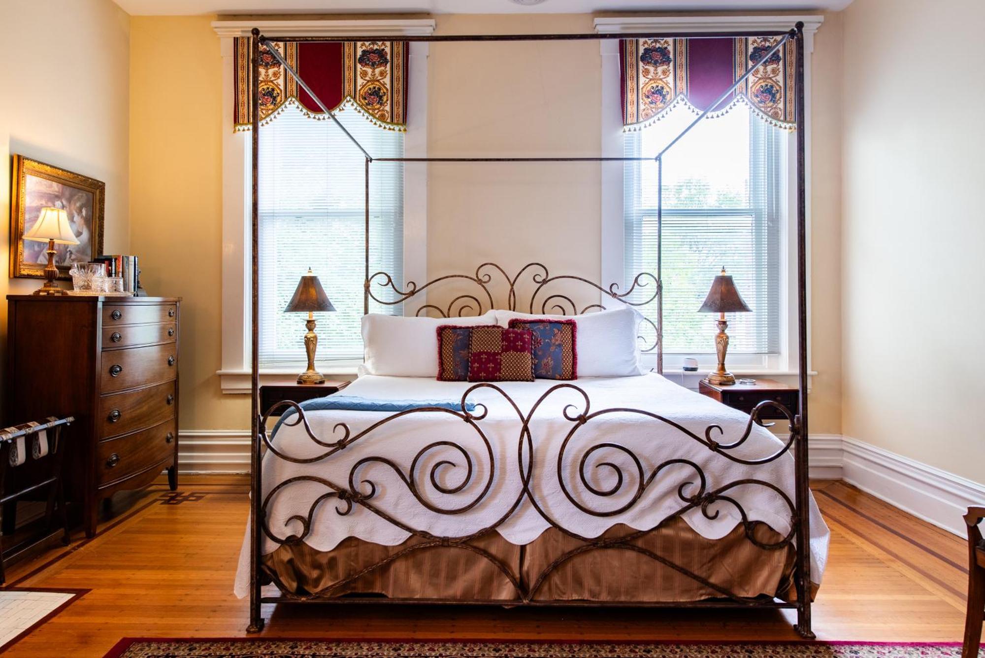 Dupont Mansion Bed & Breakfast ルイスビル 部屋 写真