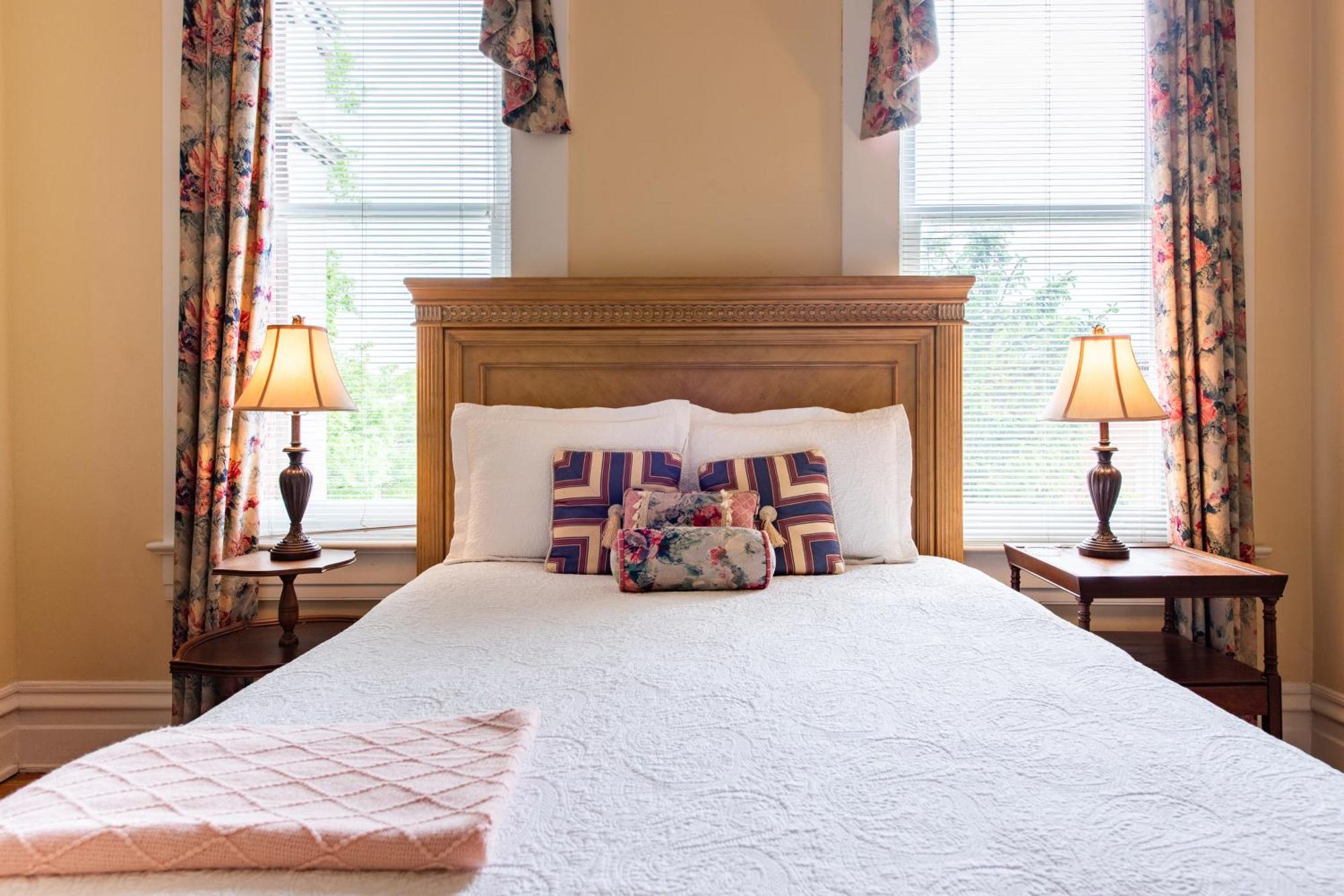 Dupont Mansion Bed & Breakfast ルイスビル 部屋 写真