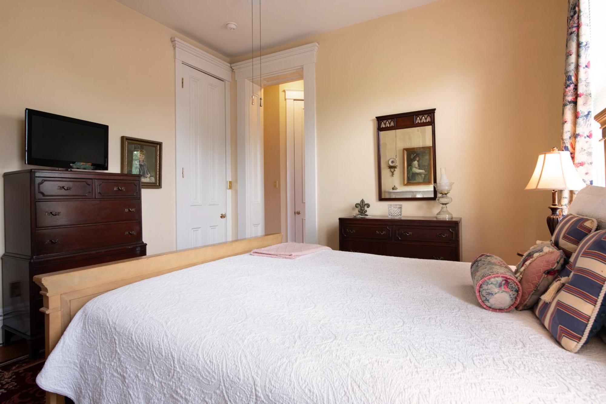 Dupont Mansion Bed & Breakfast ルイスビル 部屋 写真