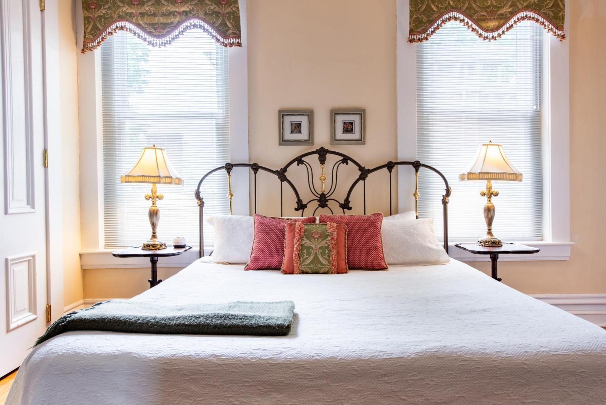 Dupont Mansion Bed & Breakfast ルイスビル 部屋 写真