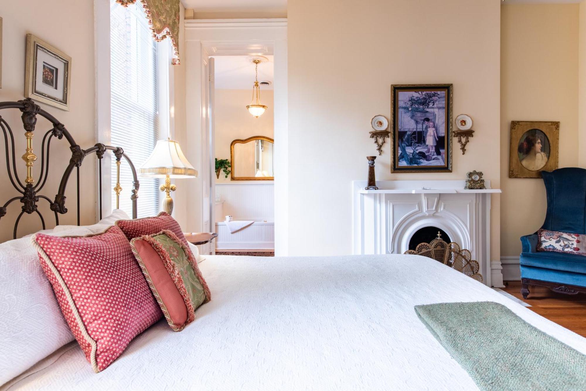 Dupont Mansion Bed & Breakfast ルイスビル 部屋 写真
