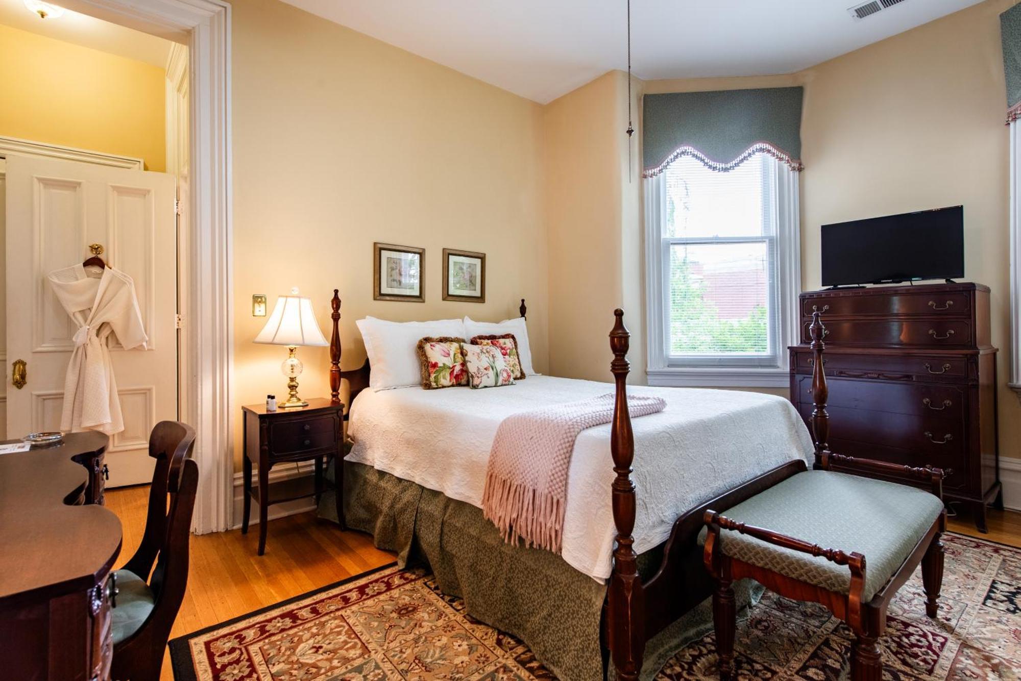 Dupont Mansion Bed & Breakfast ルイスビル 部屋 写真