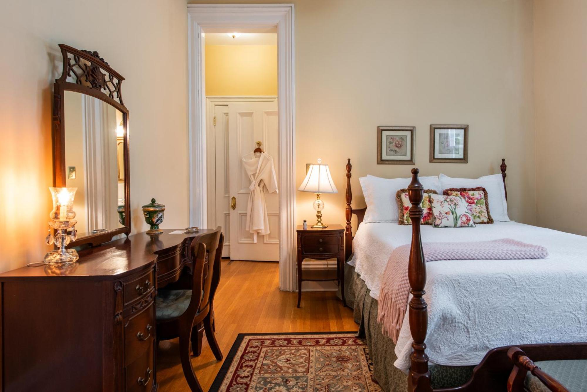 Dupont Mansion Bed & Breakfast ルイスビル 部屋 写真