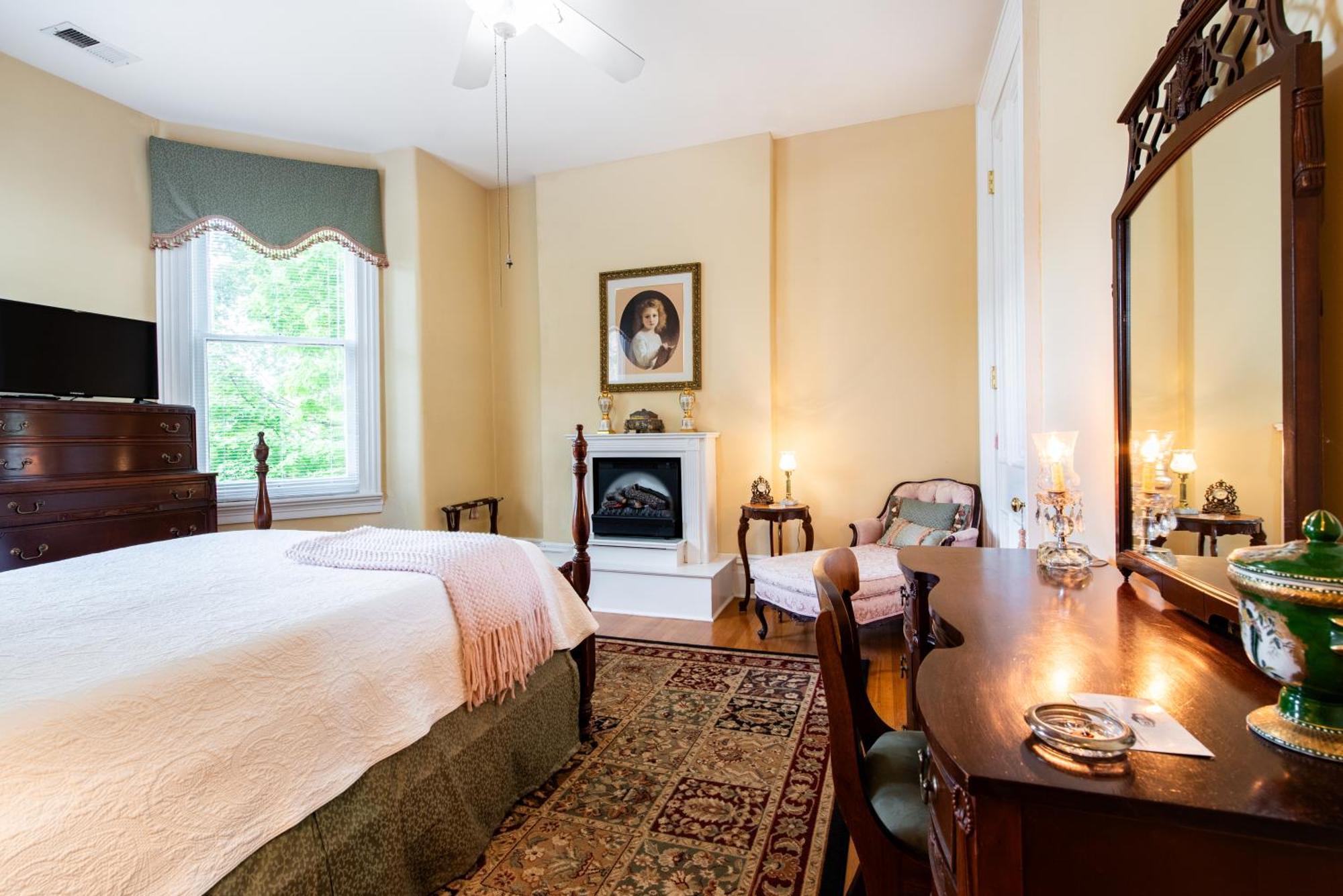 Dupont Mansion Bed & Breakfast ルイスビル 部屋 写真